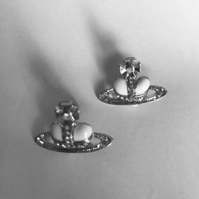 Ear stud-white